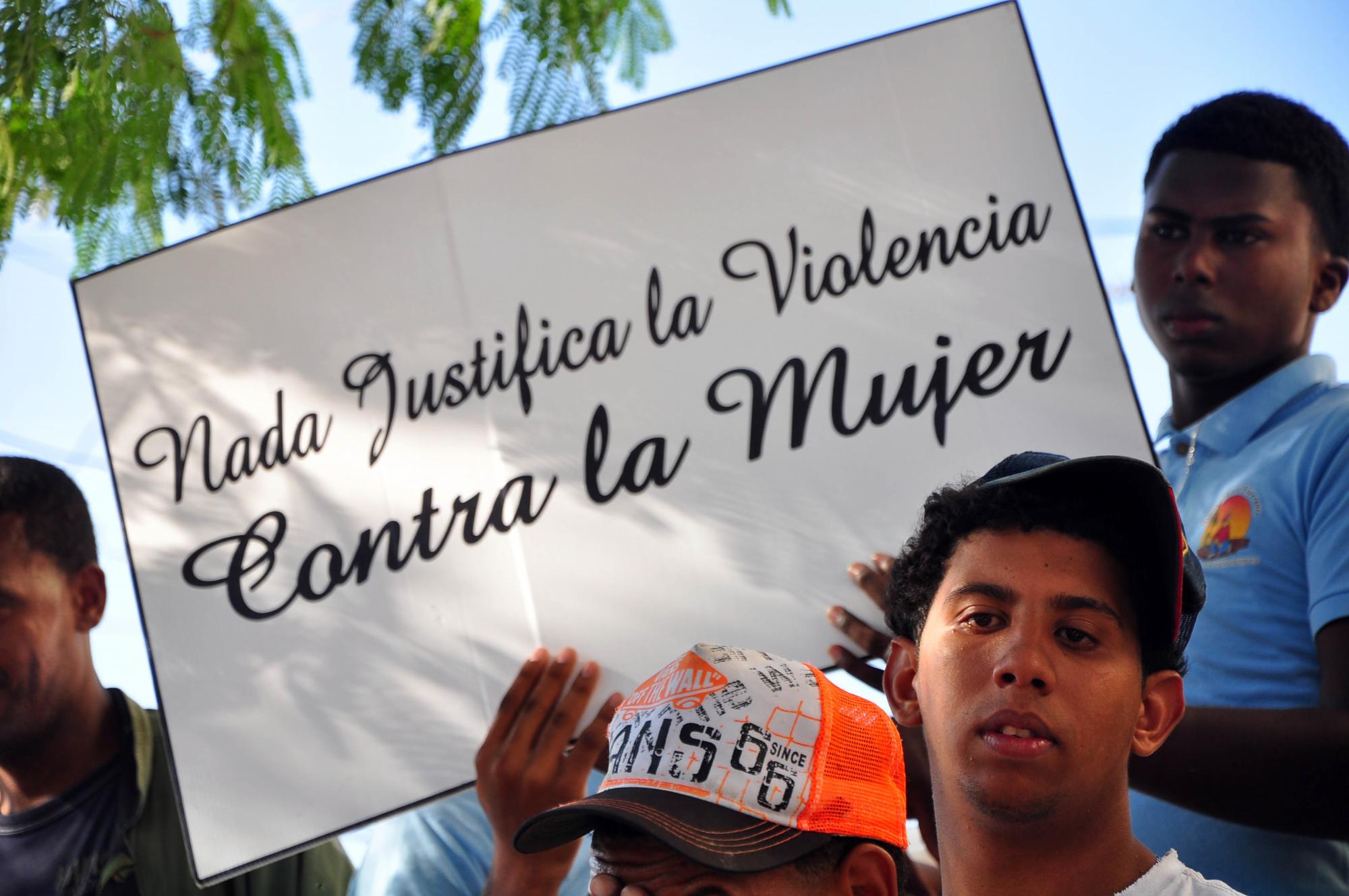 Las diferentes asociaciones y movimientos feminista en Santiago, realizaron una vigilia en el sector de Cienfuegos en reclamo del maltrato y el abuso contra las mujeres.