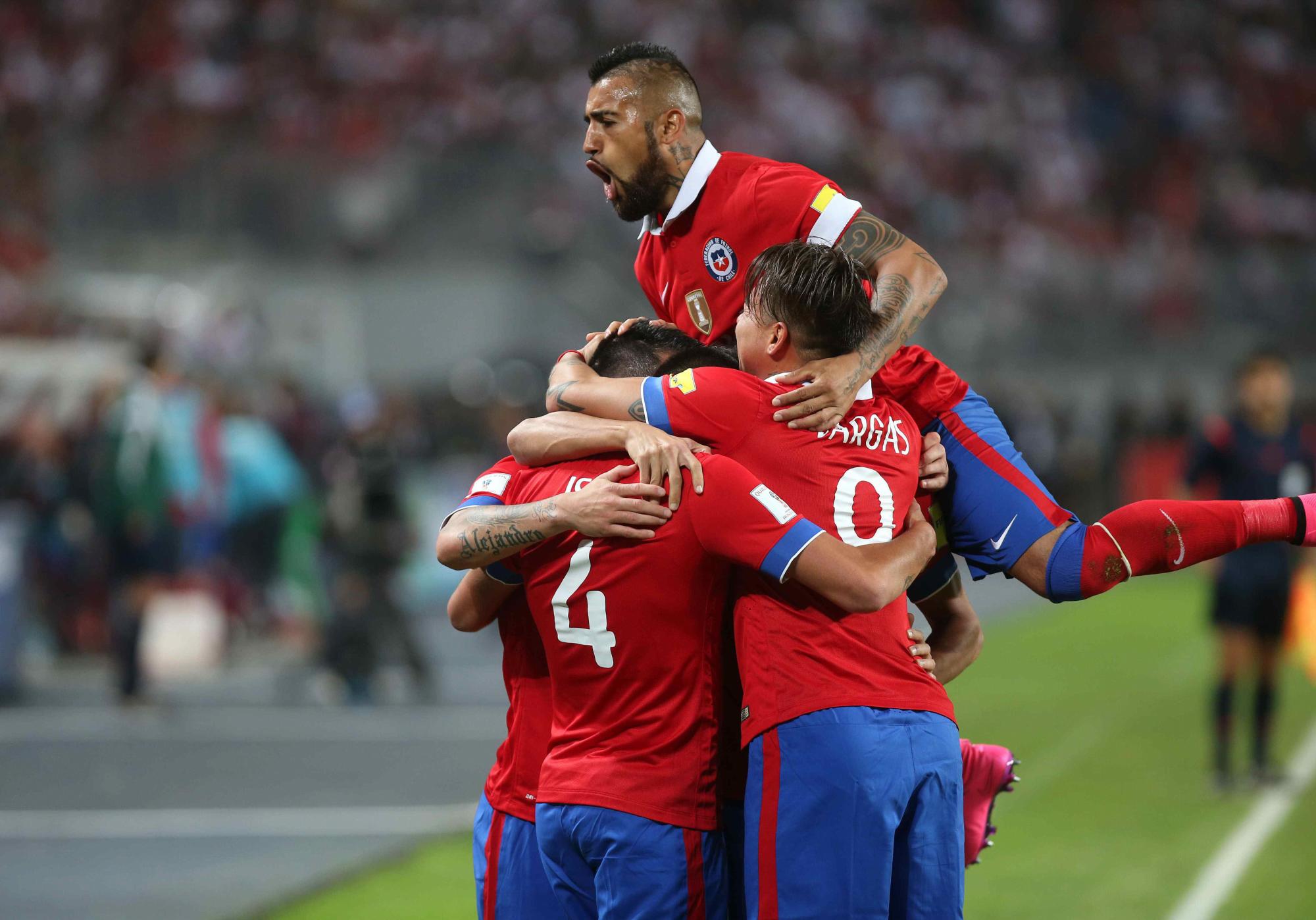 Jugadores chilenos celebran después de anotar un durante un partido entre Chile y Perú en Lima. 