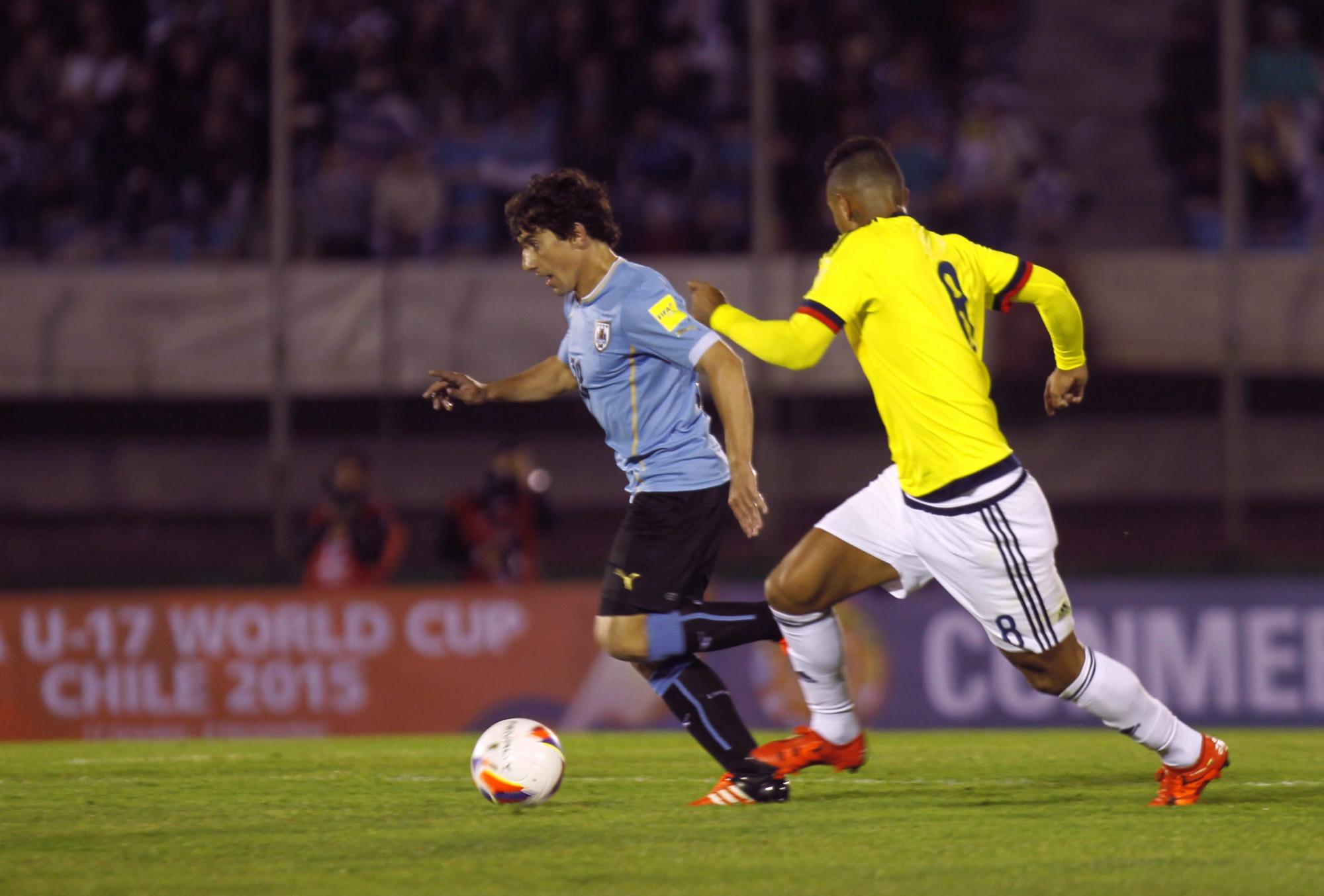 El jugador uruguayo Mathías Corujo conduce el balón ante la marca del colombiano Edwin Cardona. 