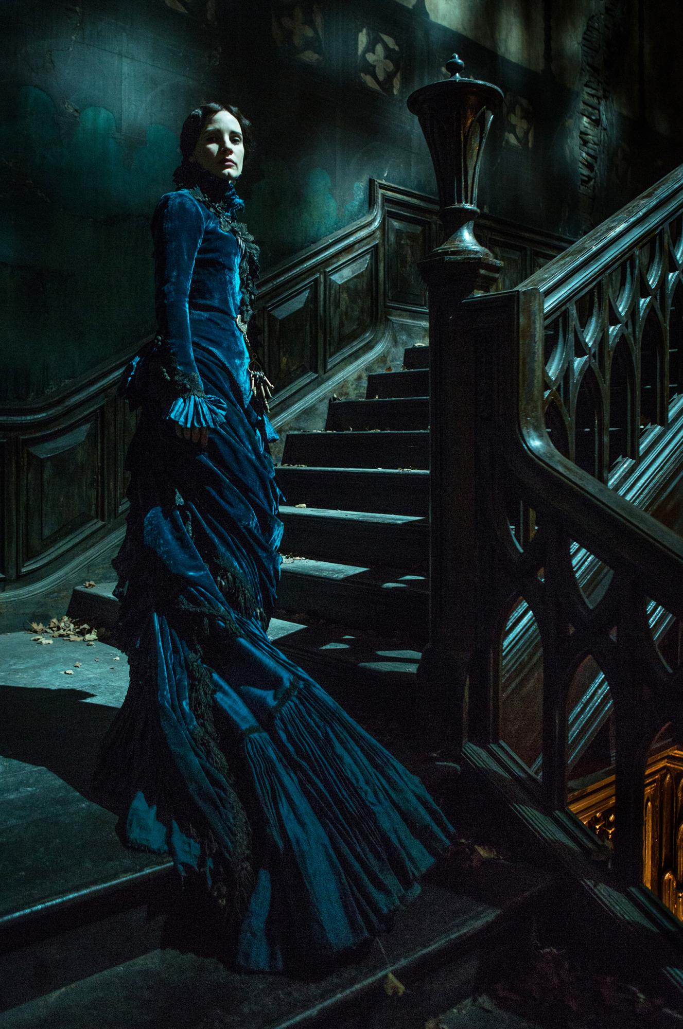 Jessica Chastain en el papel de Lady Lucille Sharpe en una escena de Crimson Peak de Legendary Pictures.