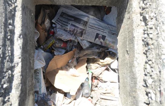 Dos boquetes gemelos en la Autopista Duarte