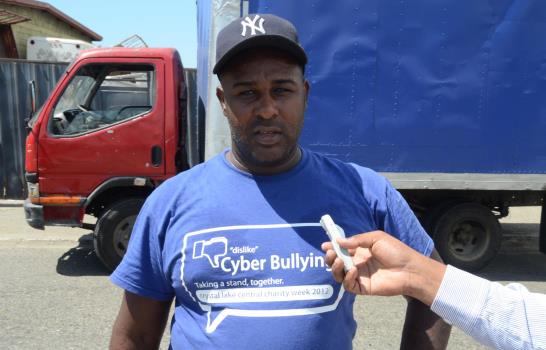 Dos boquetes gemelos en la Autopista Duarte