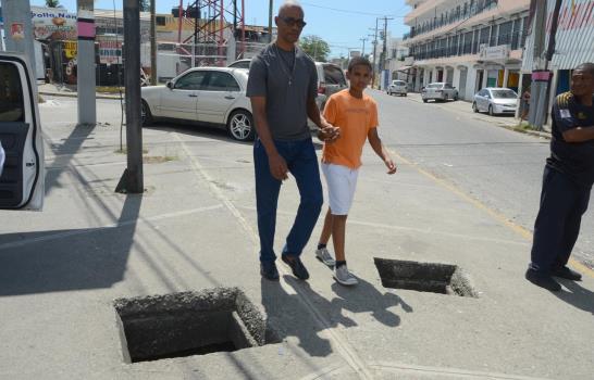 Dos boquetes gemelos en la Autopista Duarte