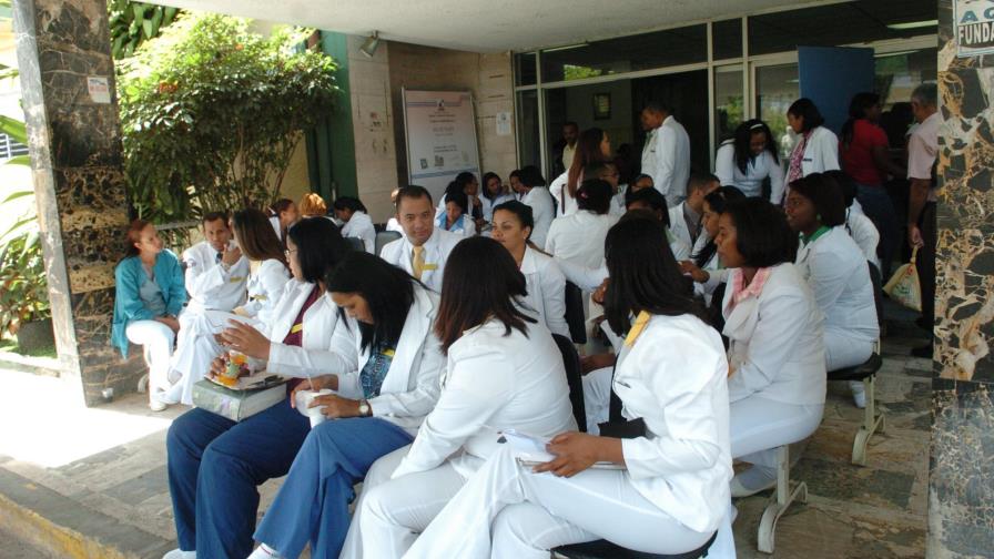 El Servicio Nacional de Salud aclara no tiene propósitos de cancelar médicos con dobles empleos 