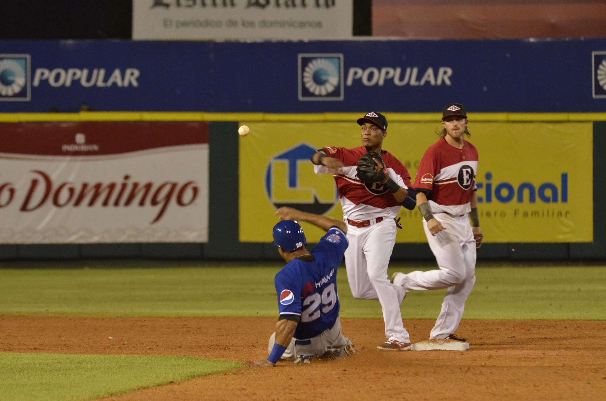 Jorge Polanco lanza a primera para completar una doble matanza.