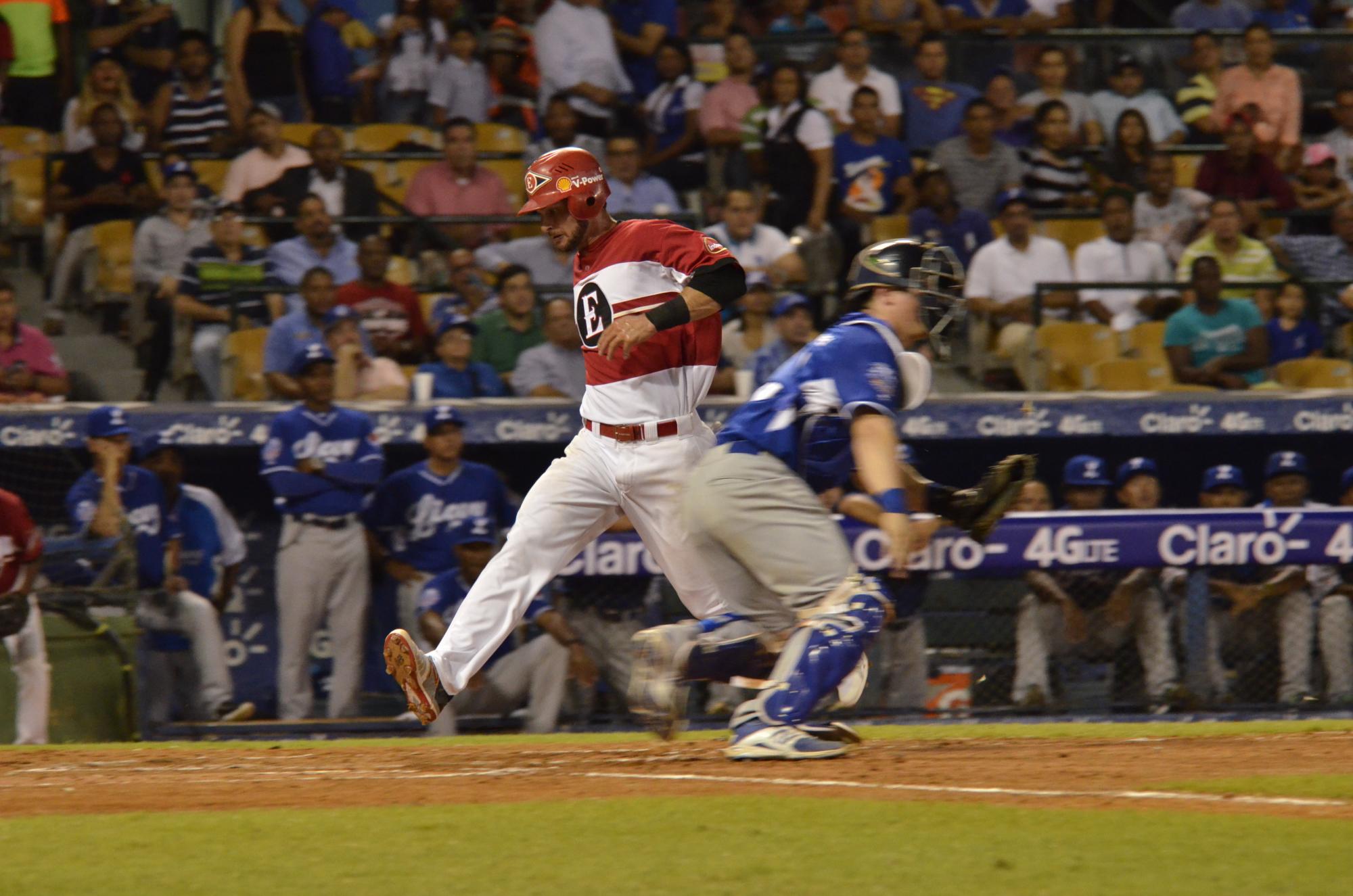 Joey Rickard anota en el primer episodio para el Escogido.