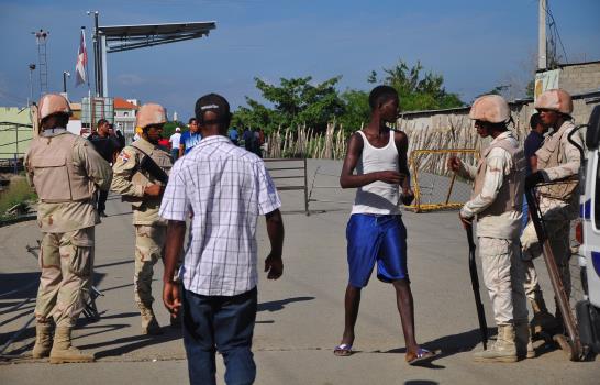 Muralla de camiones impide el comercio en frontera con Dajabón