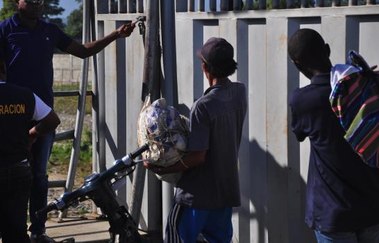 Muralla de camiones impide el comercio en frontera con Dajabón