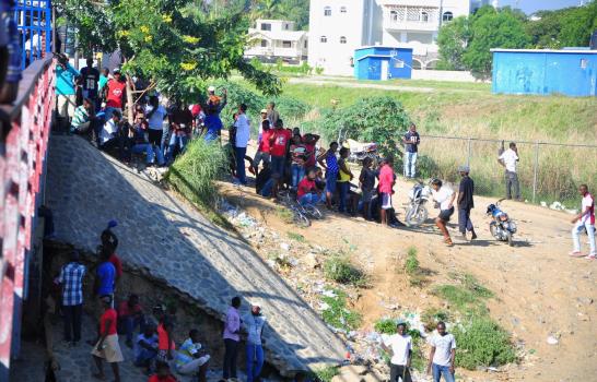Muralla de camiones impide el comercio en frontera con Dajabón