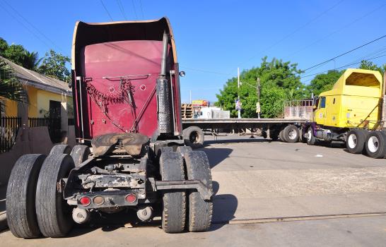 Muralla de camiones impide el comercio en frontera con Dajabón