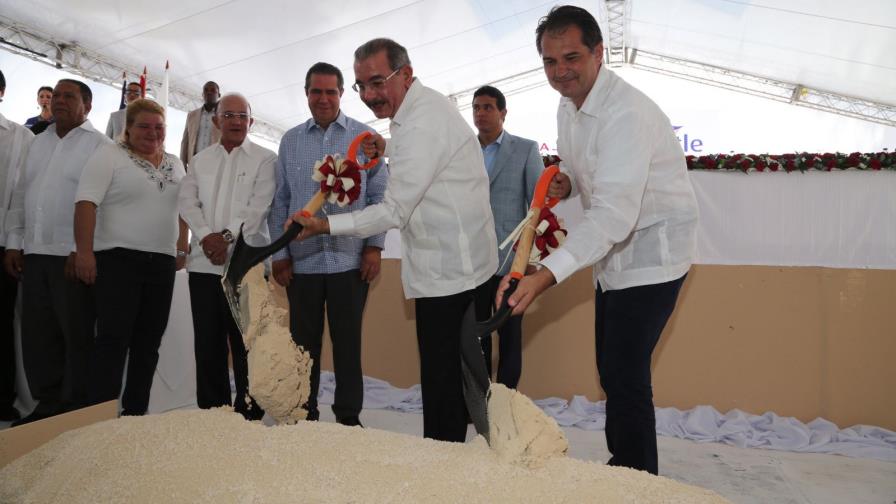 Danilo Medina da el primer palazo en la obra del hotel Majestic de Punta Cana
DM da palazo en obra hotel Majestic Mirage en P. Cana  