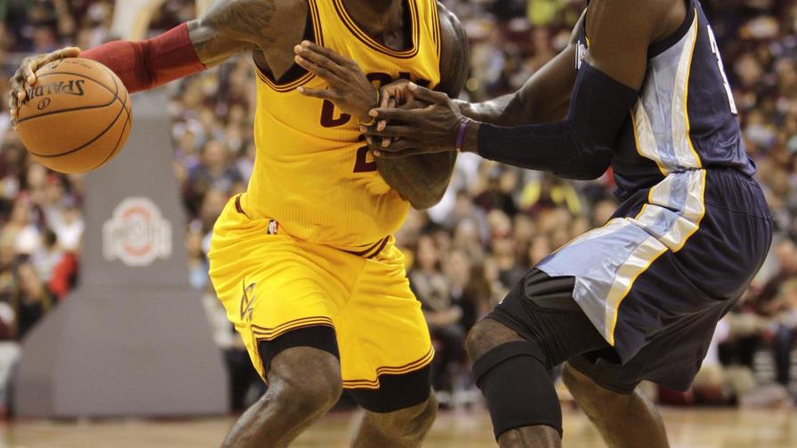 LeBron es infiltrado por dolor de espalda