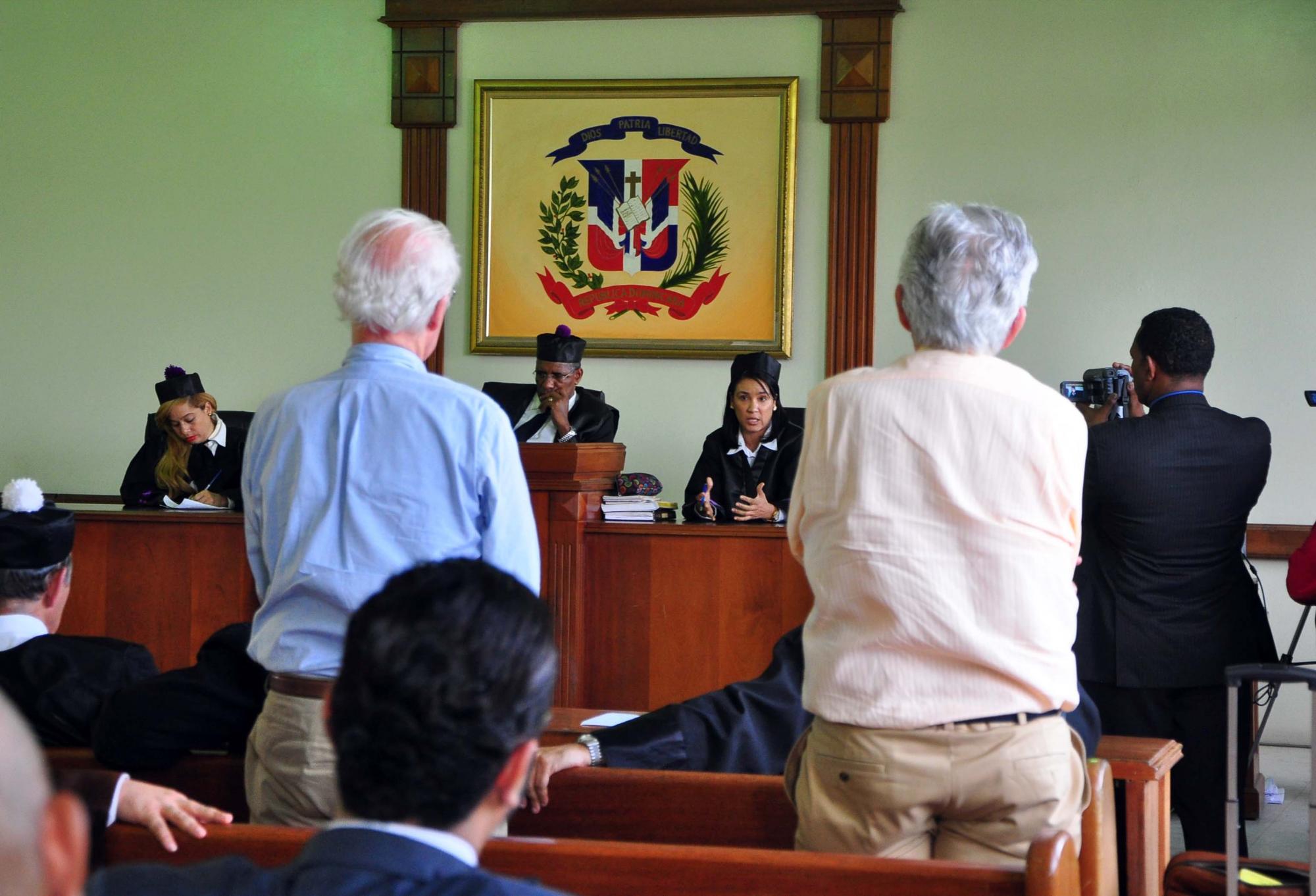 Los jueces del Primer Tribunal Colegiado del distrito judicial de Santiago pospusieron para el 21 de Octubre del 2015, el conocimiento del  juicio de fondo.