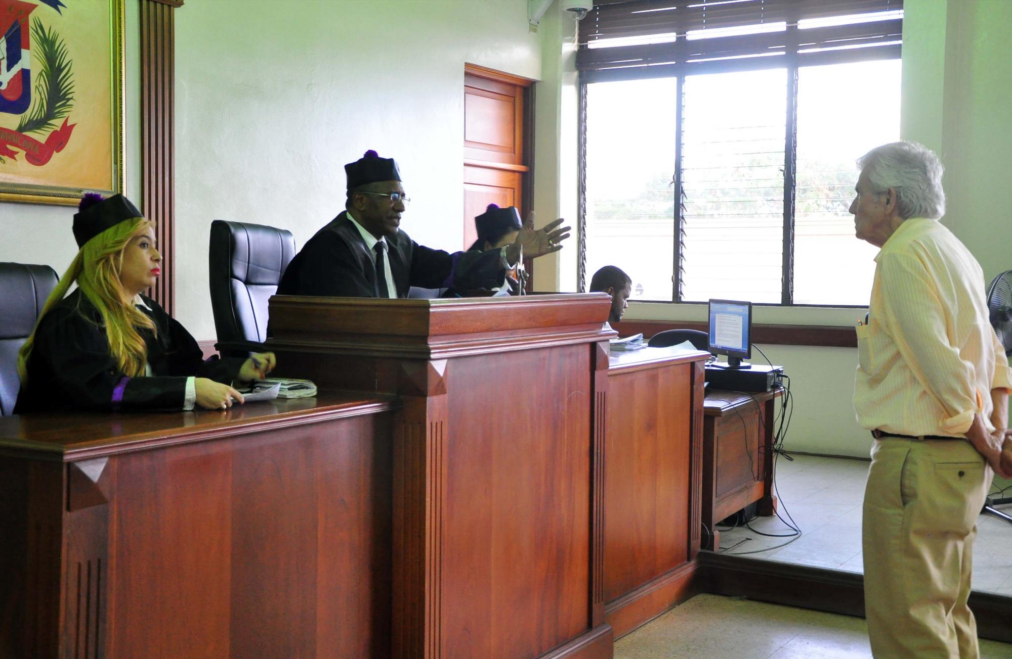 Los jueces del Primer Tribunal Colegiado del distrito judicial de Santiago pospusieron para el 21 de Octubre del 2015, el conocimiento del  juicio de fondo .