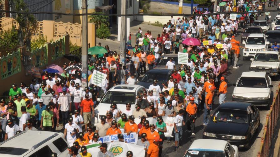 Caminan en Santiago por la salud y seguridad 
