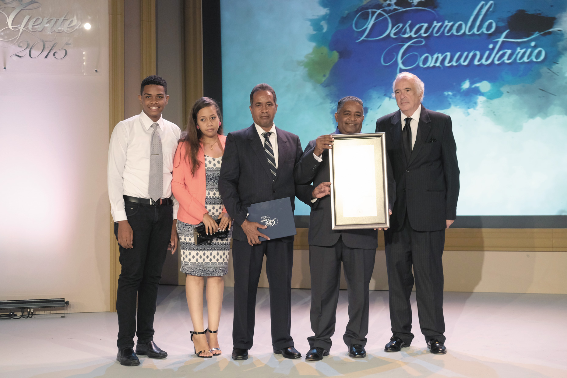 Miembros del Centro de Investigación y Educación Popular (CIEPO) recibiendo su reconocimiento en la categoría Desarrollo Comunitario.