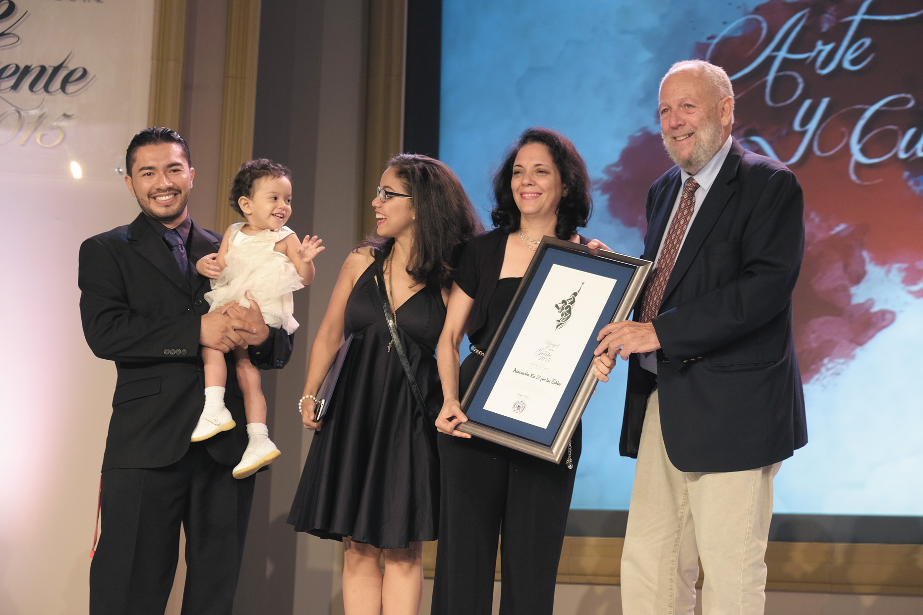 Entregando el reconocimiento a uno de los ganadores de la categoría Arte y Cultura.