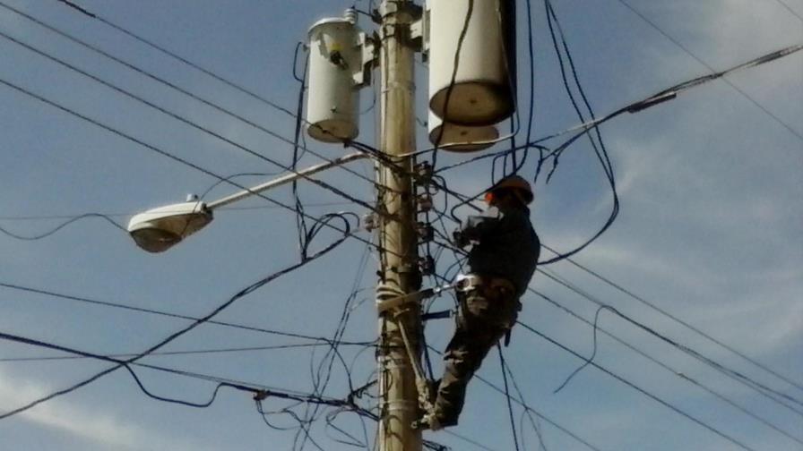 911 brinda asistencia a hombre que recibió descarga eléctrica