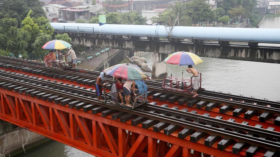 Al menos 4 muertos y 25.000 evacuados en Filipinas por el azote de Koppu