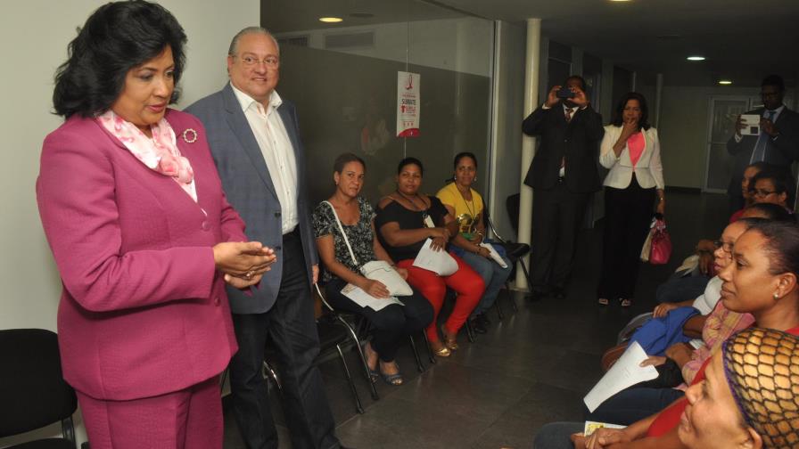 La presidenta del Senado visita una unidad de mamografía en Zona Franca