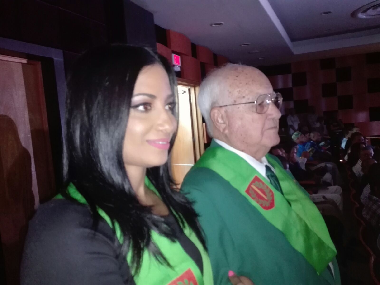 A Pedro le hubiera gustado estar aquí, pero los compromisos en EE.UU, le impidieron cumplir sus deseos, afirma Carolina Cruz, acompañada de Rafael Avila, quien firmó a Pedro Martínez