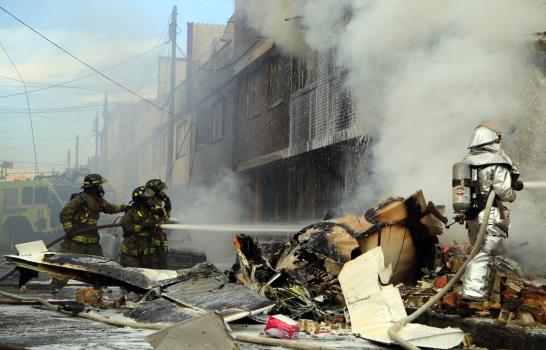 Mueren cinco personas al estrellarse un avión en zona urbana de Bogotá