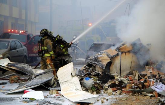 Mueren cinco personas al estrellarse un avión en zona urbana de Bogotá