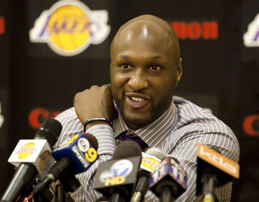 Lamar Odom alerta y mejorando, dice una tía 