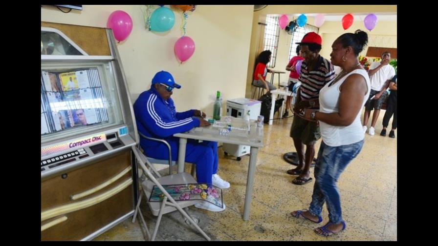 Velan en Puerto Rico a un fallecido jugando al dominó y con una cerveza en un bar 