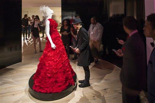  Diseñadores latinos exaltan legado de Oscar de la Renta tras año de su muerte