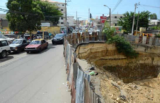 Derrumbe en tramo de calle afecta moradores de Herrera