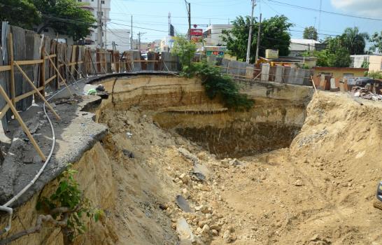 Derrumbe en tramo de calle afecta moradores de Herrera