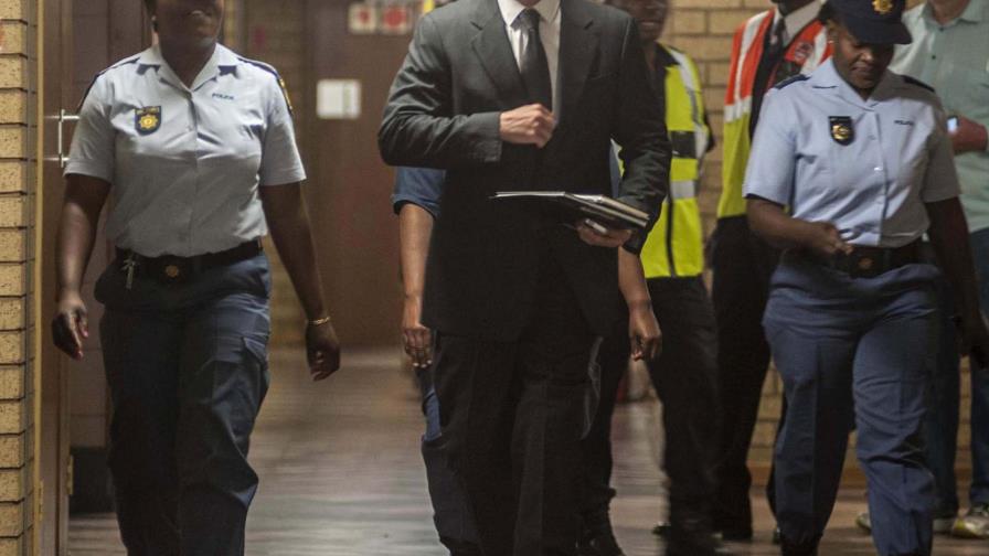 Pistorius sale de prisión y queda bajo arresto domiciliario 