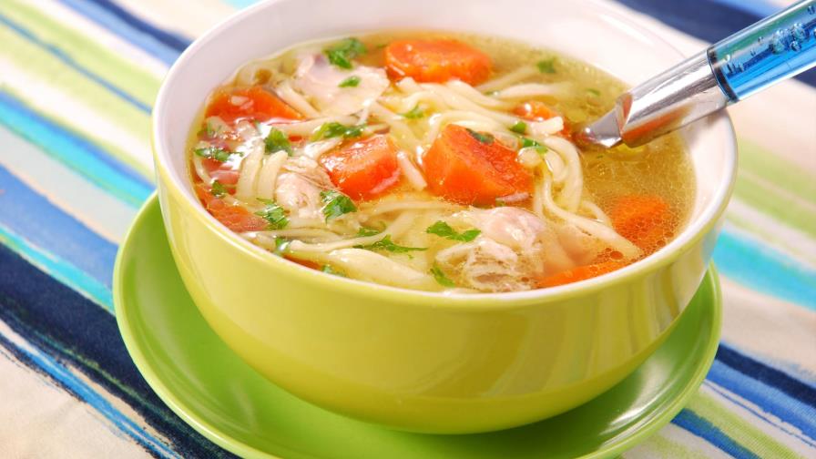 Sopa de pollo para enfrentar la gripe