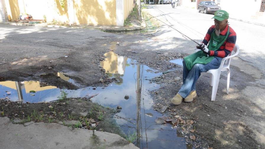 Agua estancada en la Urbanización Fernández