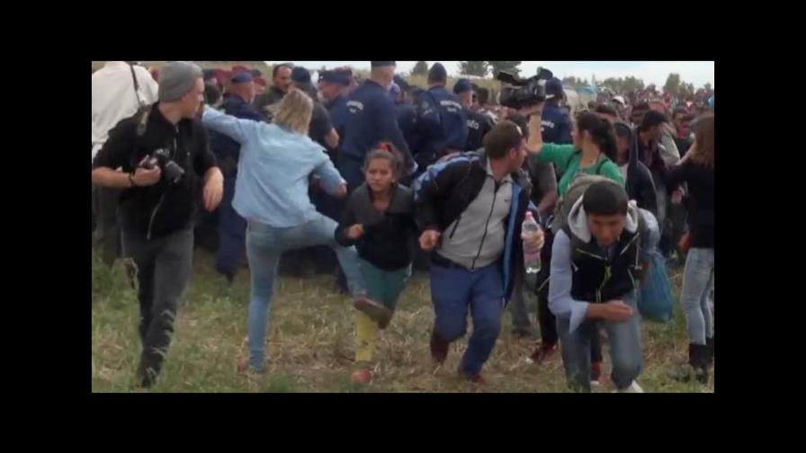 Reportera húngara que zancadilleó a refugiados sirios quiere emigrar a Rusia