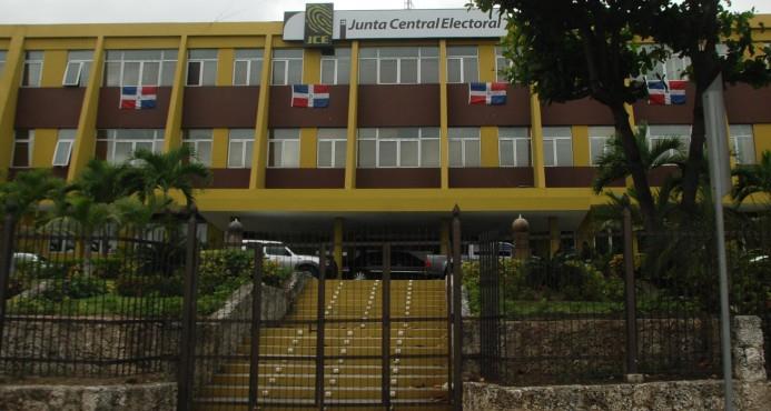 La Junta Central Electoral acuerda con empresa promover cambio de cédula en el exterior 