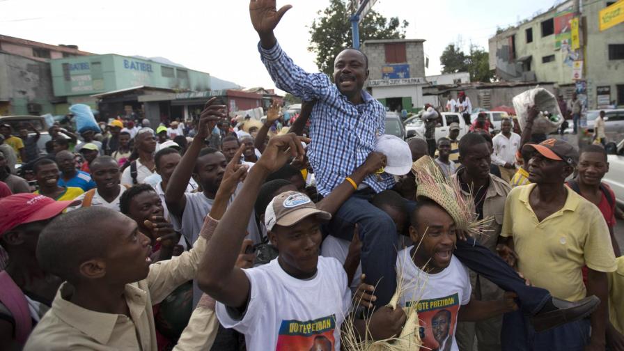 Haitianos acuden a votar confiados en salir del actual estancamiento político 