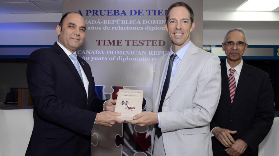 Banreservas pone a circular libro de Virgilio Alcántara sobre las relaciones domínico-canadienses  