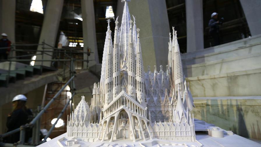 La Sagrada Familia comienza a erigir inmensas torres 