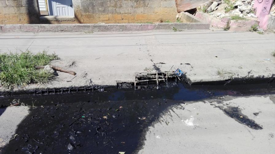 Moradores del Ensanche Ozama piden solución a problemas de alcantarillado