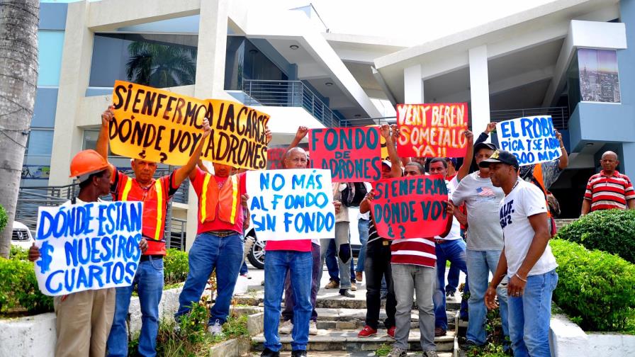 FOPETCONS niega piquete de obreros frente a su oficina en Santiago