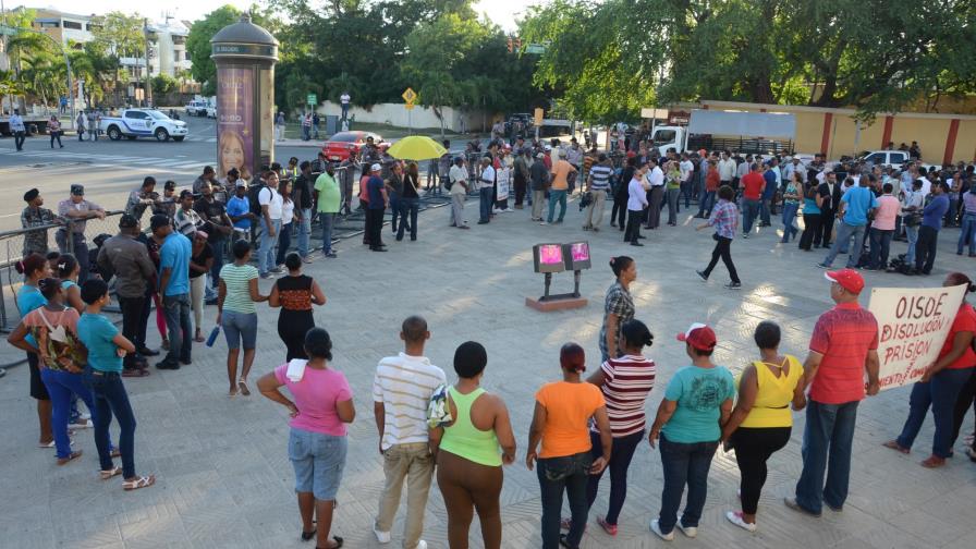 Impiden a manifestantes protestar en frente de la OISOE