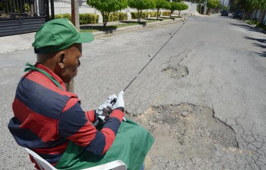 Ni el sector donde reside el Presidente se salva de los hoyos