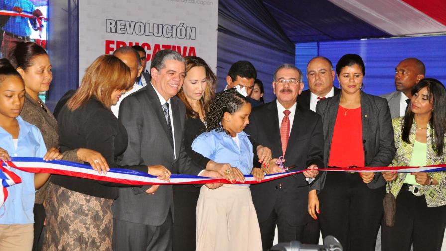 Presidente Medina entrega una estancia infantil y una escuela en Santiago