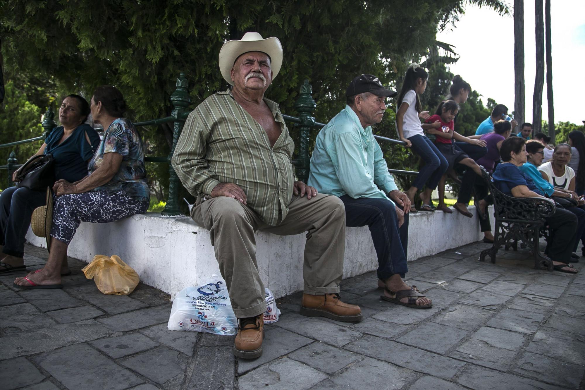 Habitantes de las comunidades de El Verano, El Limón, La Águila y La Pierdosa, en la sierra del estado de Durango, se refugian en la plaza del municipio de Cosalá, en el estado de Sinaloa (México).