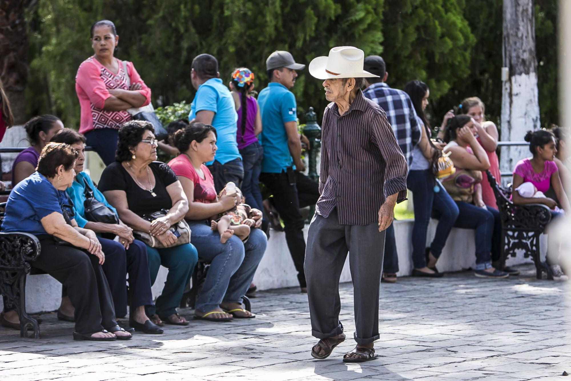 Los pobladores se desplazaron debido a los enfrentamientos registrados entre grupos armados y los militares que buscan al narcotraficante Joaquín “El Chapo” Guzmán.