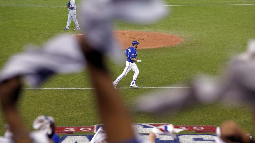 Toronto fuerza al sexto juego ante los Reales