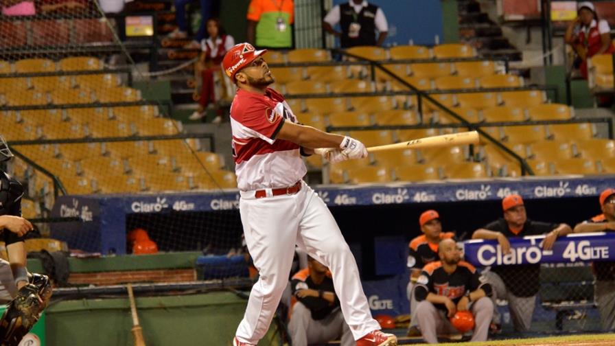 Los Leones ganan 1ro; apabullan a los Toros del Este ocho vueltas a una