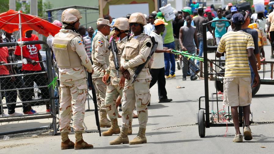 Policías y militares refuerzan la seguridad en la frontera 